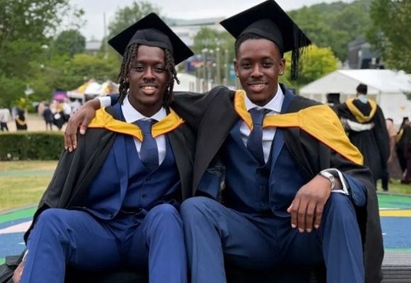 Hermanos gemelos se gradúan con el mismo título tras estudiar juntos